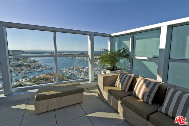 13700 Marina Pointe Drive, Marina del Rey CA: https://media.crmls.org/mediaz/09c70b06-b042-4358-95a6-22329b86711b.jpg