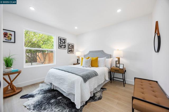 2133 39Th Ave, Oakland CA: https://media.crmls.org/mediaz/09c74546-68f2-45b8-a5a4-3906c9261961.jpg