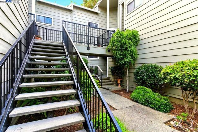 2437 Sebastopol Ln, Hayward CA: https://media.crmls.org/mediaz/09c7c4dc-be17-486a-9ec1-f6cd5b8fbe31.jpg