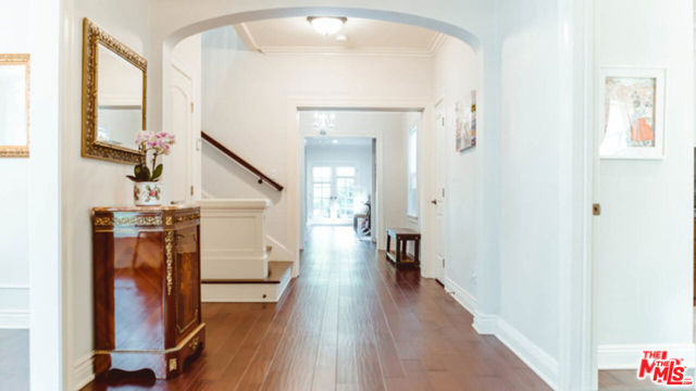 416 S Van Ness Avenue, Los Angeles CA: https://media.crmls.org/mediaz/09c7edd0-b3cf-4da5-8720-3b582dbdaabe.jpg