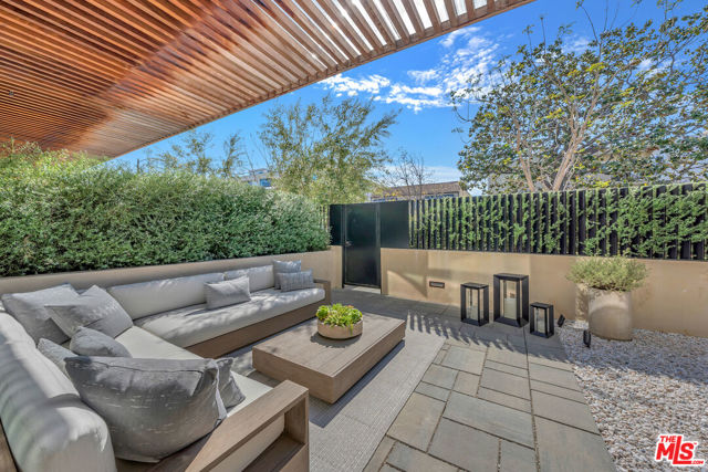 724 N Croft Avenue, Los Angeles CA: https://media.crmls.org/mediaz/09c7fdc0-68c0-41d8-8a59-92f8f89dcfd5.jpg