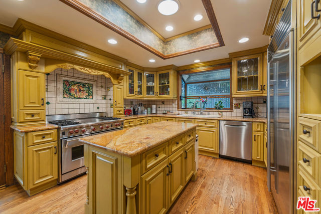 1242 Angelo Drive, Beverly Hills CA: https://media.crmls.org/mediaz/09c9c355-8bd2-44ef-a636-34753f568473.jpg