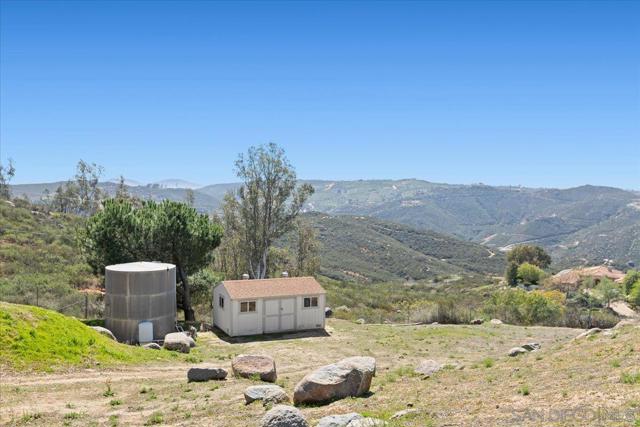 20403 Rancho Villa Rd, Ramona CA: https://media.crmls.org/mediaz/09ca50d1-4206-4e65-8bd3-56eda73e80ad.jpg