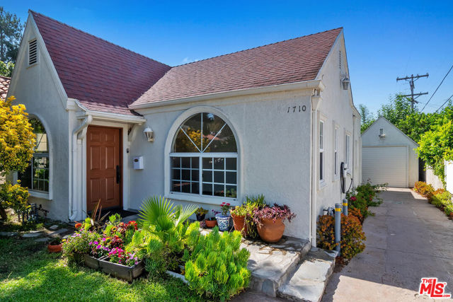 1710 Santa Paula Place, Glendale CA: https://media.crmls.org/mediaz/09cc6018-2df7-4255-b1e8-ce681ffc0cbe.jpg