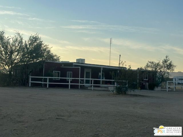 31750 Selmadolph Street, Lucerne Valley CA: https://media.crmls.org/mediaz/09cce596-cba2-4bb4-b85d-2aa3488b05f0.jpg