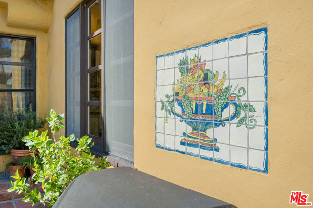 500 N Las Palmas Avenue, Los Angeles CA: https://media.crmls.org/mediaz/09ccf6c8-b9d3-4168-9be1-4fd4c2ef0264.jpg