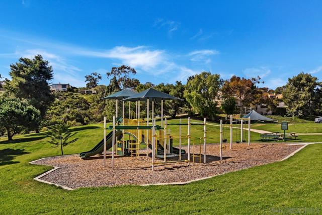 6643 Caminito Hermitage, La Jolla CA: https://media.crmls.org/mediaz/09cd841c-1248-4d66-8fd2-fac9b0c8d193.jpg