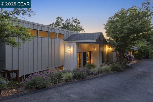 46 E Altarinda, Orinda CA: https://media.crmls.org/mediaz/09cf45ca-817b-4a20-842b-d8bdd7a9de5d.jpg