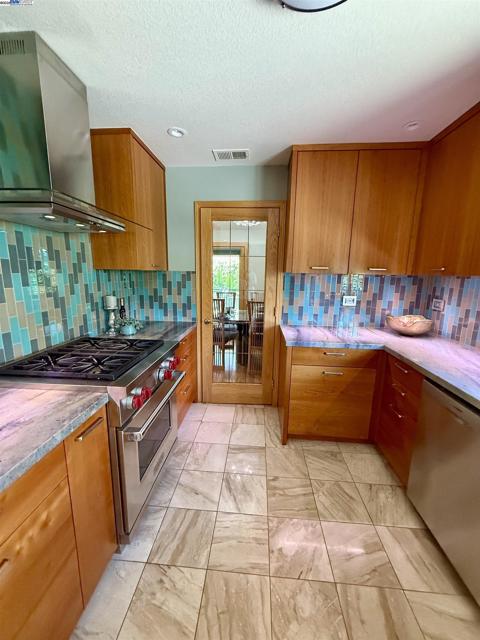 6291 Calle Fuego, Pleasanton CA: https://media.crmls.org/mediaz/09cf8161-d0e6-4d83-a246-ed33d55b31ed.jpg