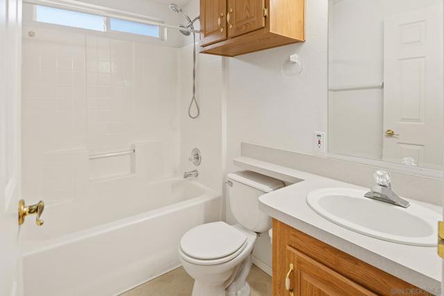 328 Killdeer, Oceanside CA: https://media.crmls.org/mediaz/09d046d5-efea-4766-bf87-a943bce4b177.jpg