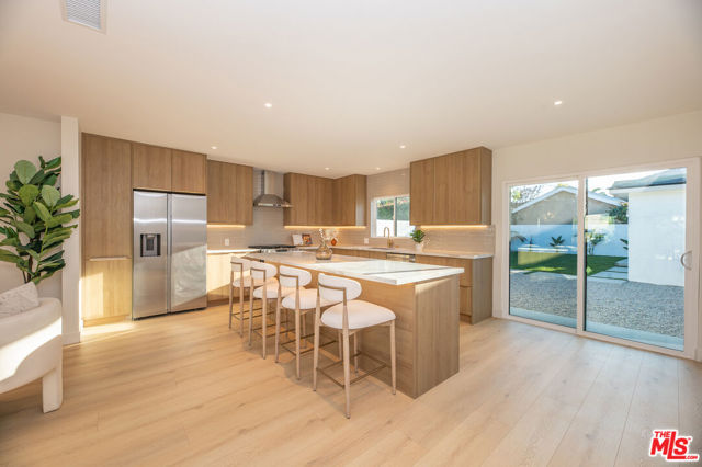 5325 S Victoria Avenue, Los Angeles CA: https://media.crmls.org/mediaz/09d078e7-e18d-40e6-a90d-446558ca3e07.jpg