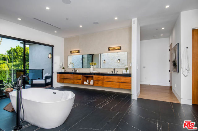 4544 Woodley Avenue, Encino CA: https://media.crmls.org/mediaz/09d0aea6-77b0-43fd-b582-48bbd4037c8b.jpg