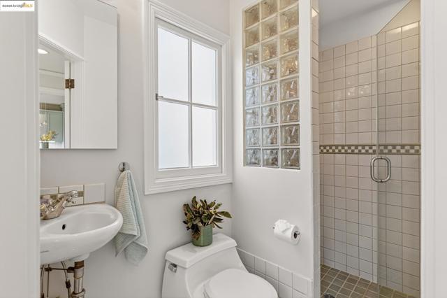 1145 Mandana Blvd, Oakland CA: https://media.crmls.org/mediaz/09d1264d-1ce1-4085-9f0d-adb37c1d8dc8.jpg