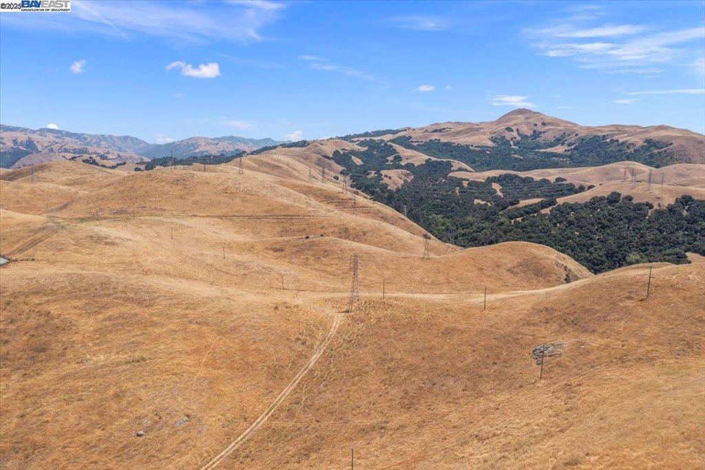 https://media.crmls.org/mediaz/09d155a2-e784-477d-8ef0-f3c536415441.jpg?preset=X-Large