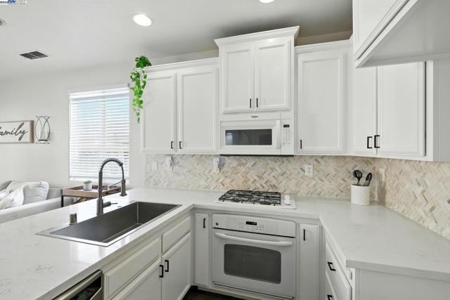 2501 Aimonetti ave, Sacramento CA: https://media.crmls.org/mediaz/09d250c0-061f-4a52-bcbf-79f0def70c35.jpg