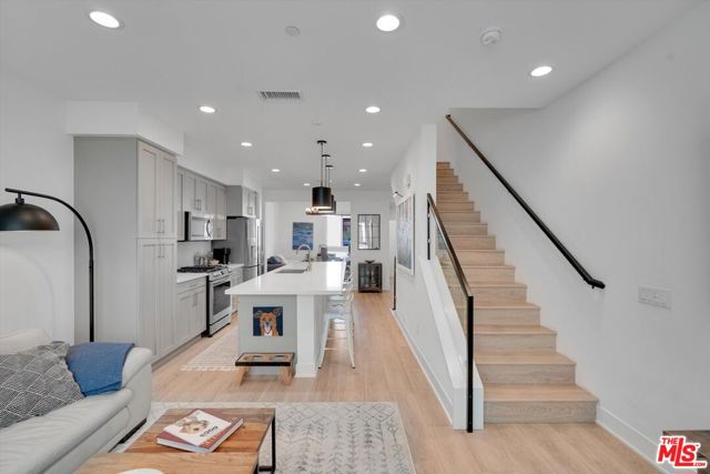 2927 Exposition Place, Los Angeles CA: https://media.crmls.org/mediaz/09d41fc1-5169-4398-9c4b-7a999a677b85.jpg