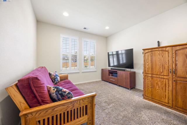 1037 Lexington Way, Livermore CA: https://media.crmls.org/mediaz/09d578ef-7ec9-4b6e-bfb9-1846162b5c37.jpg