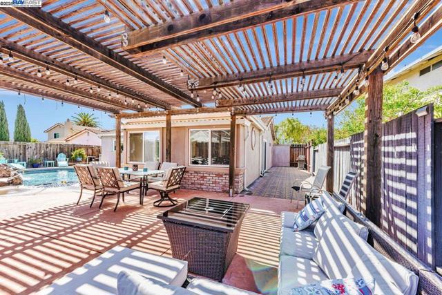 4318 Ellen Way, Union City CA: https://media.crmls.org/mediaz/09d58eaf-22f2-4f32-9541-231a8048baba.jpg