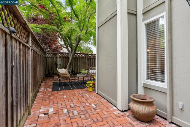 136 Garden Creek Pl, Danville CA: https://media.crmls.org/mediaz/09d5f77e-5569-4386-af7f-81a23cb1f690.jpg