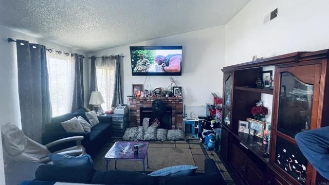 1636 Jonathon Street, Vista CA: https://media.crmls.org/mediaz/09d60fb1-365a-40d4-8330-ee00bf3b12c9.jpg