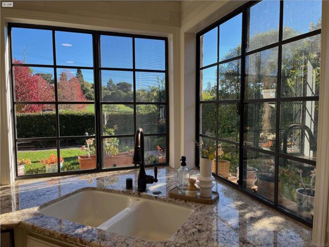 1240 Ladera Linda, Del Mar CA: https://media.crmls.org/mediaz/09d6b090-3c72-4754-84aa-c9b9316b8ba1.jpg