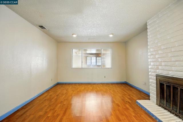 9121 Eaglepoint Ln, Stockton CA: https://media.crmls.org/mediaz/09d71773-c3f6-44ba-af43-3f590844c902.jpg