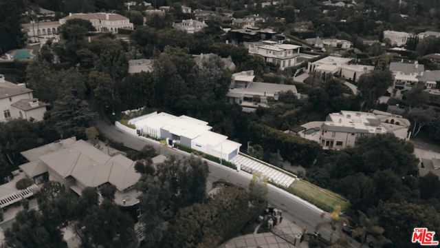 1124 Summit Drive, Beverly Hills CA: https://media.crmls.org/mediaz/09d73716-d096-42bc-a29c-d134c7938202.jpg