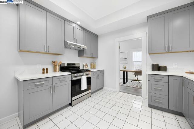 300 Somerset St, San Francisco CA: https://media.crmls.org/mediaz/09d86030-4691-4c24-bcc0-f7ffcdc8d126.jpg