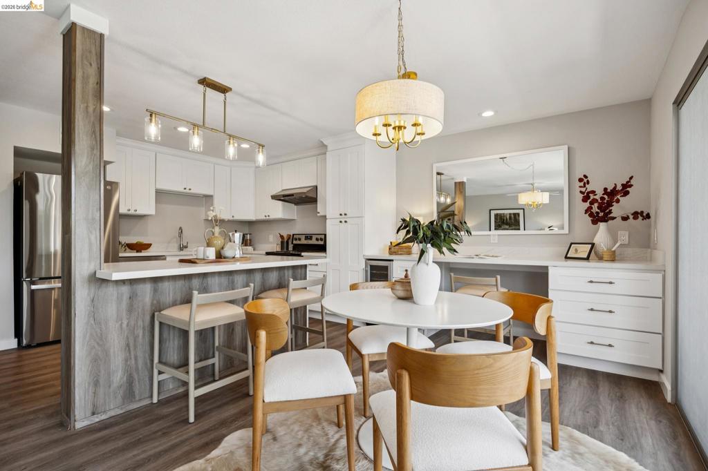 https://media.crmls.org/mediaz/09d86755-d6de-4cfd-8b54-6f2c96d19895.jpg?preset=X-Large
