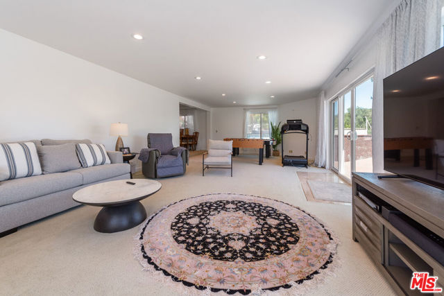 2357 Knob Hill Drive, Riverside CA: https://media.crmls.org/mediaz/09d8883d-ff62-45ed-86ac-be2dd1ca3973.jpg