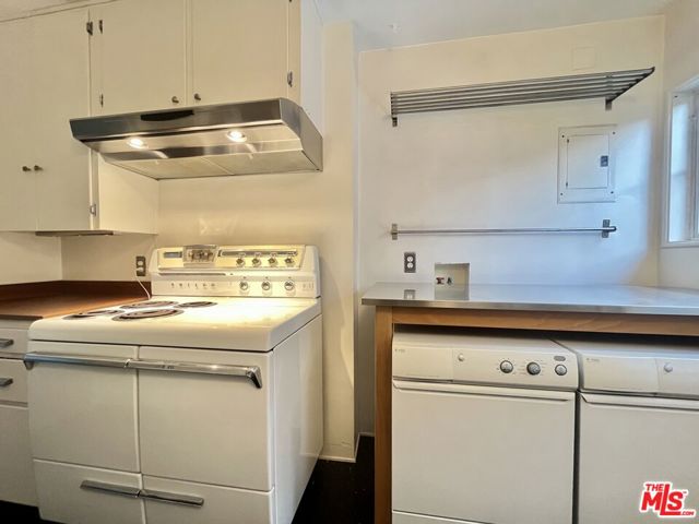 5205 Village, Los Angeles CA: https://media.crmls.org/mediaz/09d98281-53d1-4ec0-bcb2-9fa61bbc60b3.jpg