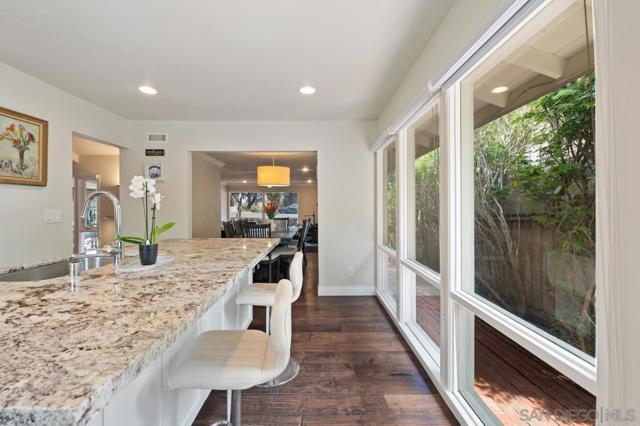 8874 La Jolla Scenic Dr N, La Jolla CA: https://media.crmls.org/mediaz/09d9e1e3-9a4d-455c-bffd-db8f5cf4c64e.jpg