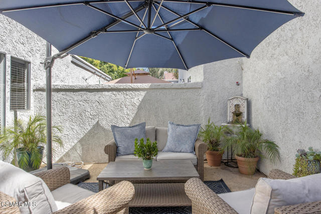 979 Quarterhorse Lane, Oak Park CA: https://media.crmls.org/mediaz/09da41ae-bc74-4205-b706-2dfb87c9aea0.jpg
