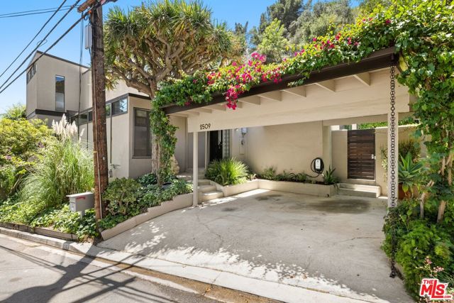 2509 Greenvalley Road, Los Angeles CA: https://media.crmls.org/mediaz/09da9929-232e-4633-84f2-e34c8e6294ed.jpg