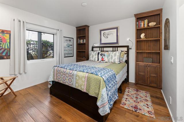 7344 Olivetas Ave, La Jolla CA: https://media.crmls.org/mediaz/09dbea83-bfa3-441f-81f8-146284184cee.jpg