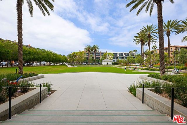 13200 Pacific Promenade, Playa Vista CA: https://media.crmls.org/mediaz/09dbed72-9ece-44e5-a4c5-ecf956150033.jpg