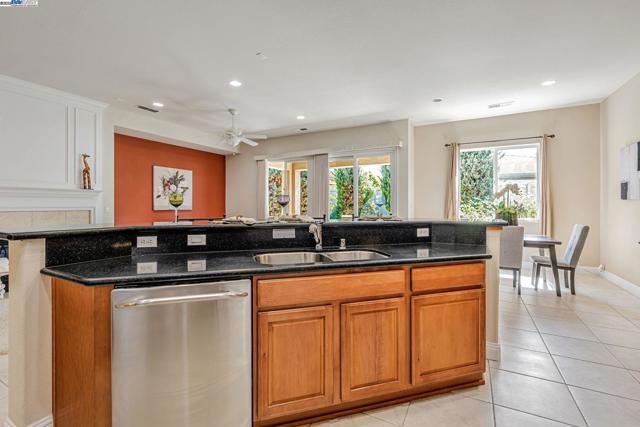 2453 Gardenstone Pl, Manteca CA: https://media.crmls.org/mediaz/09dcc956-4fad-403e-b24f-482b34ca863e.jpg