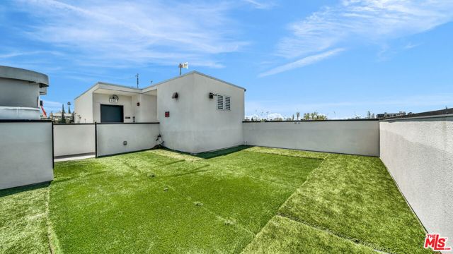 627 N Dillon Street, Los Angeles CA: https://media.crmls.org/mediaz/09de0c20-5774-4125-b9c3-a8e5385e69e5.jpg