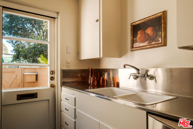 5273 Village, Los Angeles CA: https://media.crmls.org/mediaz/09de9f11-72bf-4759-ac55-9bfcda7bcaa2.jpg