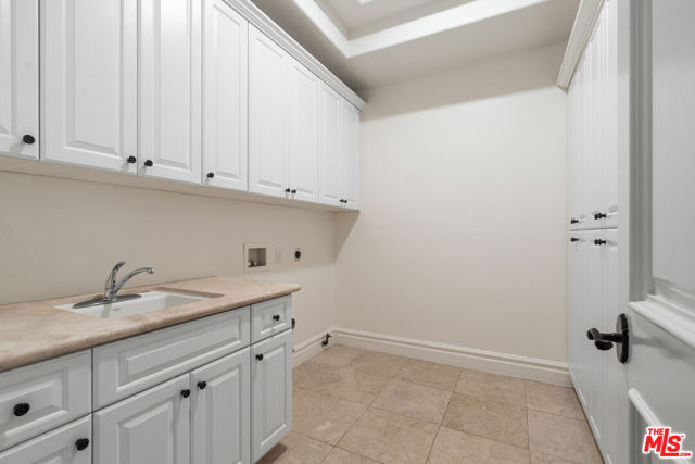 3697 Benedict Canyon Lane, Sherman Oaks CA: https://media.crmls.org/mediaz/09df3024-4048-4864-ac58-2905c2356645.jpg