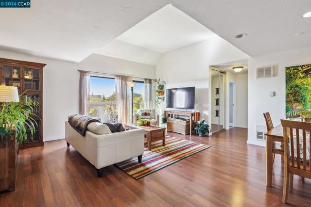 5 Embarcadero, Oakland, California 94607, 2 Bedrooms Bedrooms, ,2 BathroomsBathrooms,Condominium,For Sale,Embarcadero,41069299