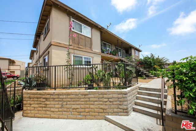 17431 Koledo Lane, Huntington Beach CA: https://media.crmls.org/mediaz/09dffec4-afb1-4d72-b890-162aeca69e85.jpg