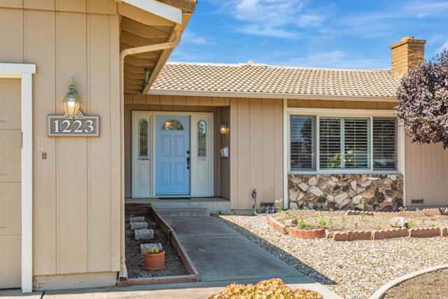 1223 La Canada Way, Salinas CA: https://media.crmls.org/mediaz/09e05d92-fc59-4ce9-b10f-13987a0b0778.jpg