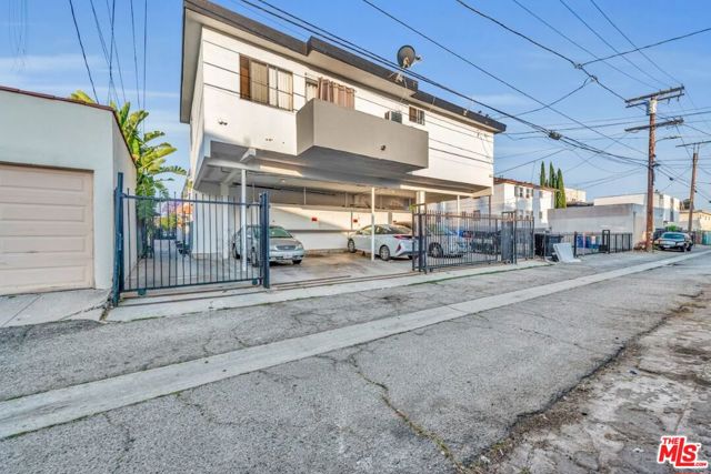 1045 N Ardmore Avenue, Los Angeles CA: https://media.crmls.org/mediaz/09e1ac66-48da-47ce-b540-2135af7bc81c.jpg