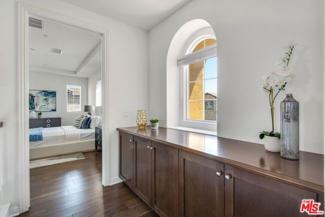 20659 W Beech Circle, Porter Ranch CA: https://media.crmls.org/mediaz/09e2005a-e405-4699-9ed5-2a7ce799916a.jpg