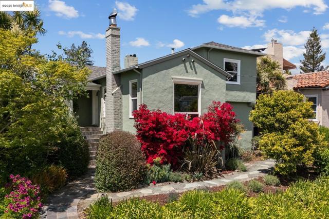 131 Sonia St, Oakland CA: https://media.crmls.org/mediaz/09e2048a-f3cb-4d38-9e7f-bf72546d6592.jpg