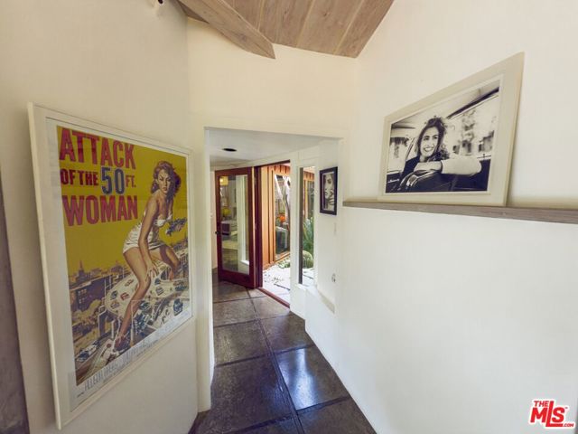 10018 Reevesbury Drive, Beverly Hills CA: https://media.crmls.org/mediaz/09e23035-9cde-46ed-b2da-b67a7d2a54b6.jpg
