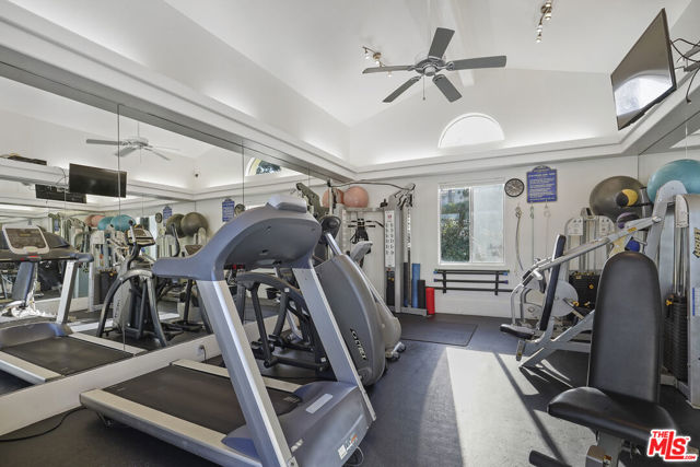 6477 Zuma View Place, Malibu CA: https://media.crmls.org/mediaz/09e32bdd-b670-4aab-aba7-b104a54ea2e1.jpg