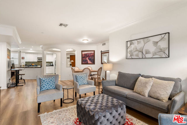 122 N Clark Drive, West Hollywood CA: https://media.crmls.org/mediaz/09e32eb3-5359-48d2-96cd-c5481c3645b6.jpg