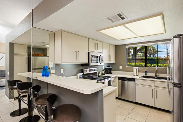 500 S Farrell Drive, Palm Springs CA: https://media.crmls.org/mediaz/09e50ebe-0dbc-4b3f-ae45-8be96519c0cf.jpg